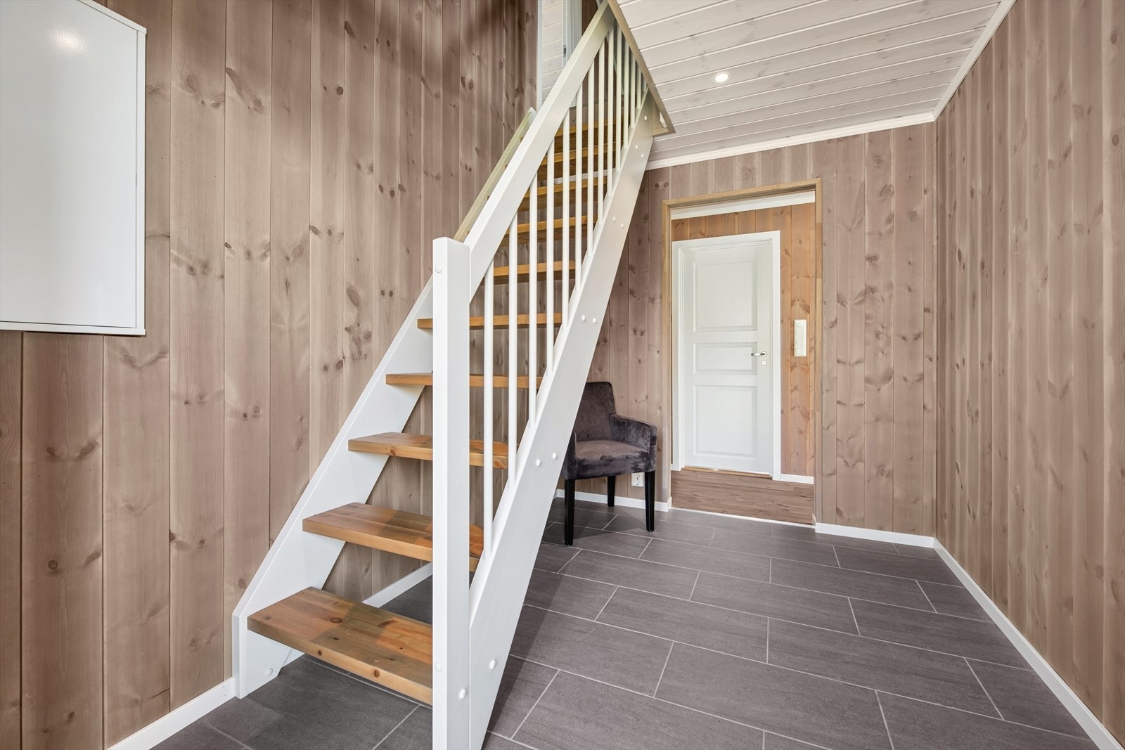 Fra gang har du trapp opp til hyttas andre etasje. Galleribilde