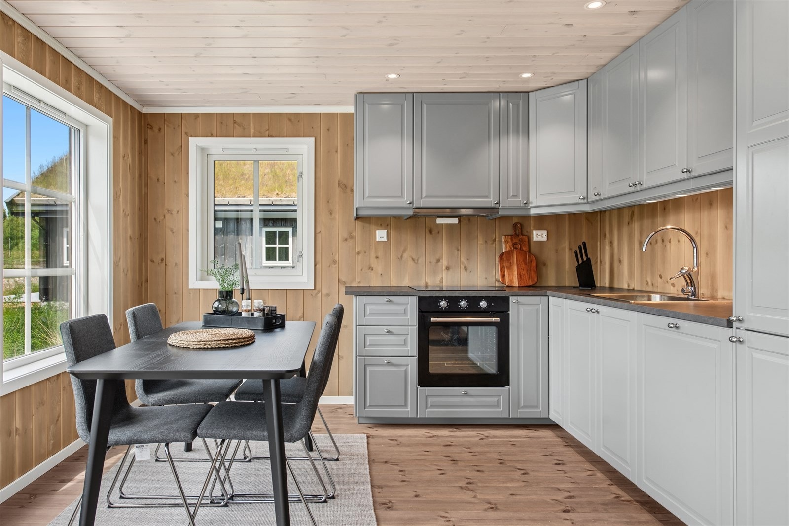 Kjøkkenet er godt utnyttet med innredning i en vinkelform. Her er det gode oppbevaringsmuligheter i både under- og overskap Galleribilde