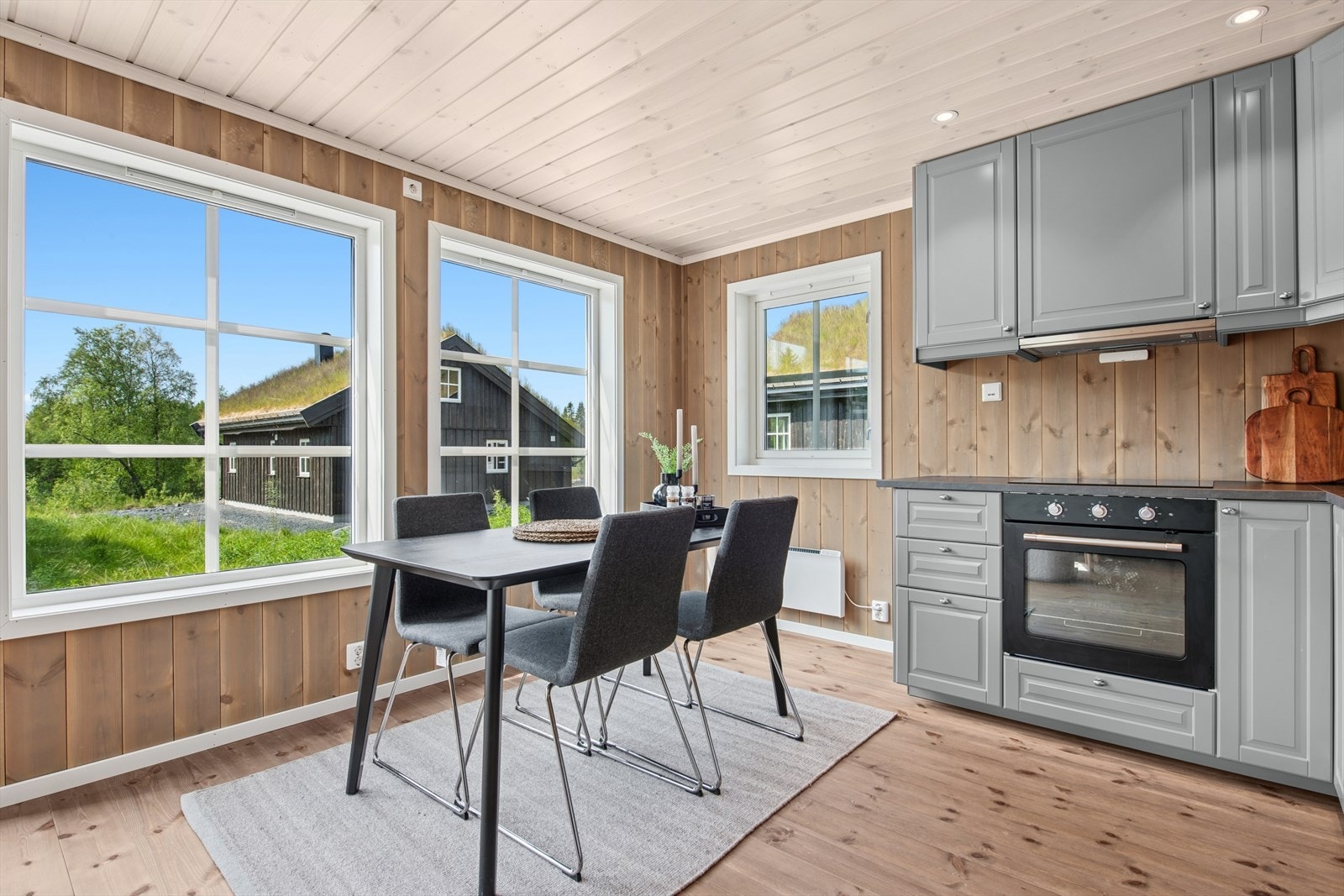 Livet på hytta er et avbrekk fra hverdagens kjas og mas. Her er det tid til både kakebaking og grilling av pølser på terrassen. Galleribilde