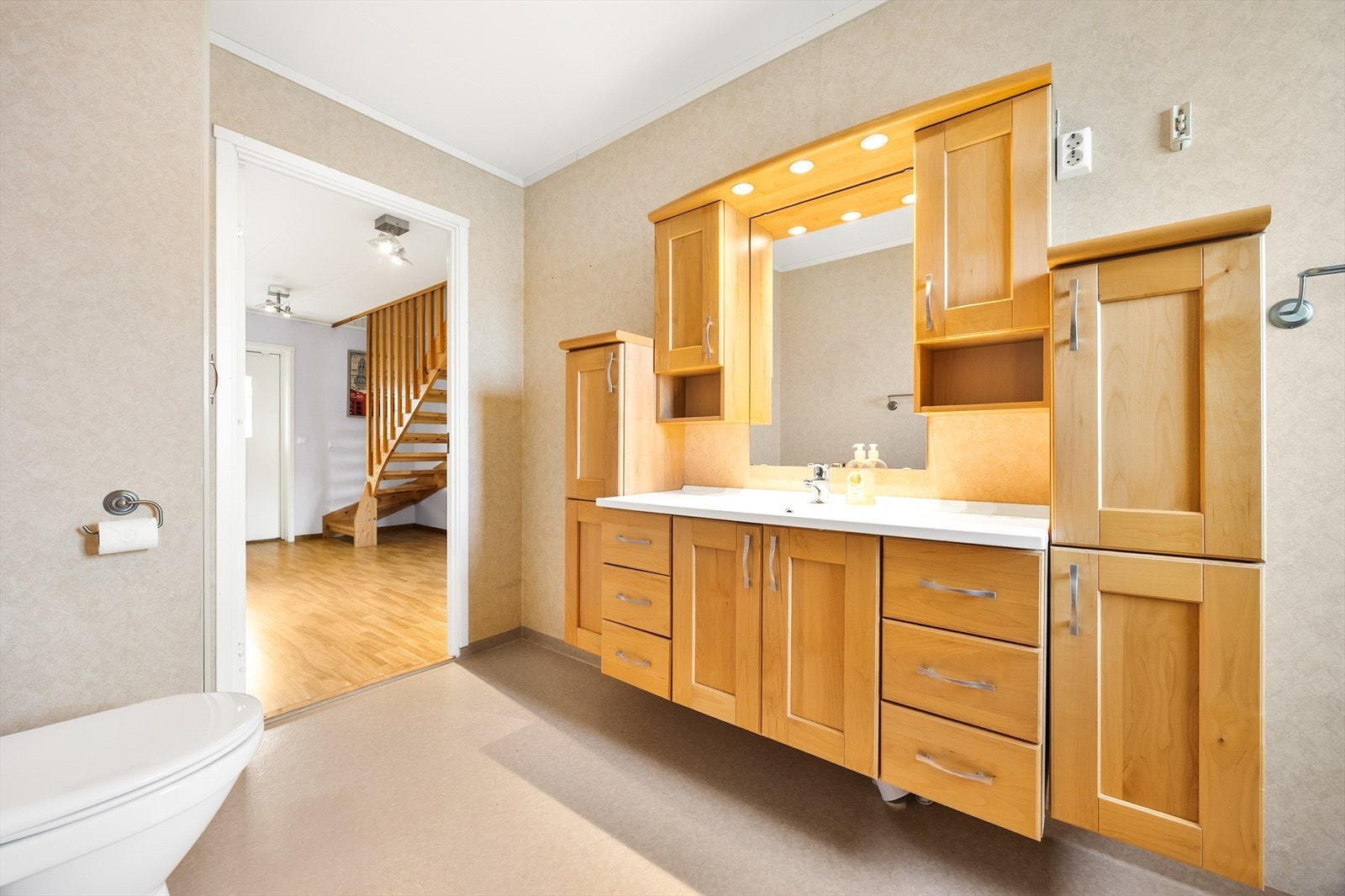 Innredningen på badet gir rikelig med oppbevaringsplass i både skap og skuffer. Galleribilde