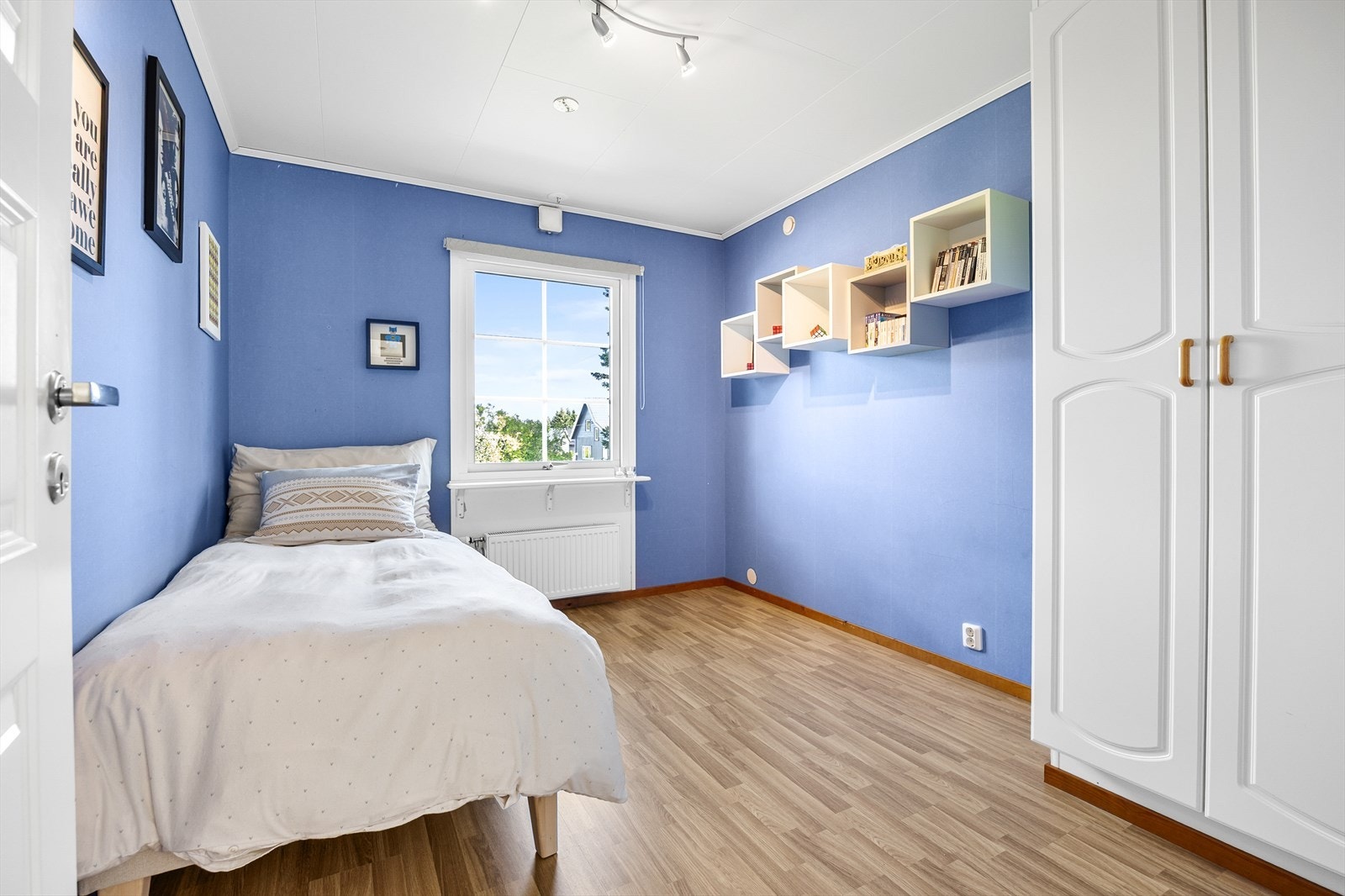 Et av de tre soverommene i første etasje, ideelt som barnerom eller kontor. Galleribilde