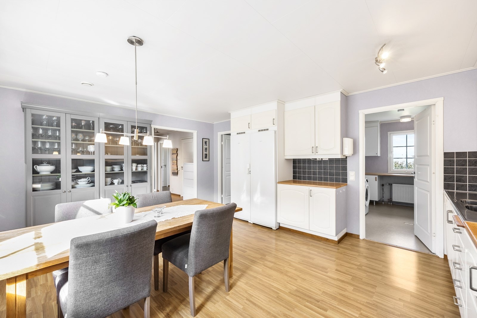 Fra kjøkkenet er det praktisk tilgang til boligens separate vaskerom. Galleribilde