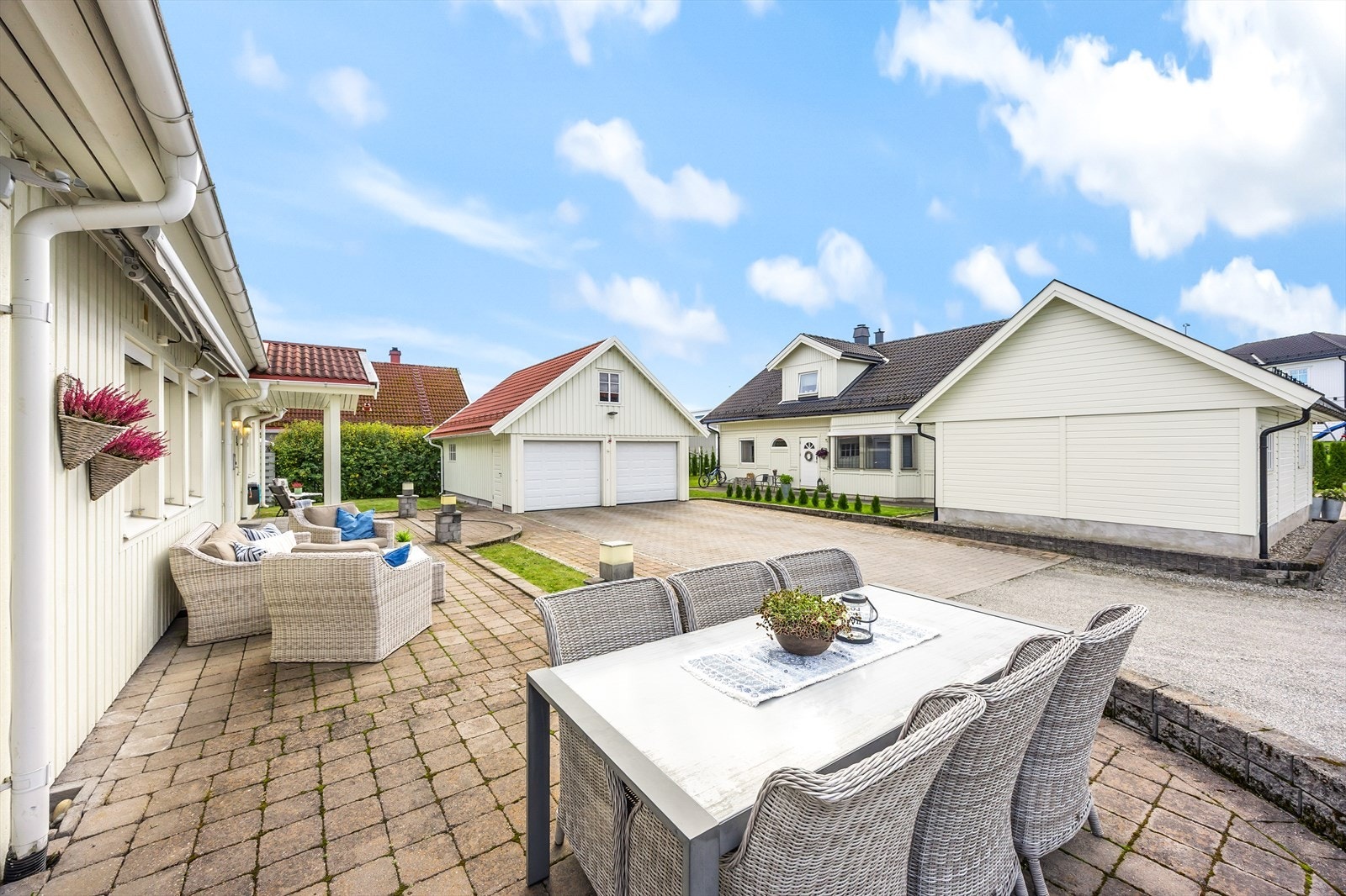 En stor gårdsplass gir rikelig med parkeringsmuligheter i tillegg til garasjen. Galleribilde