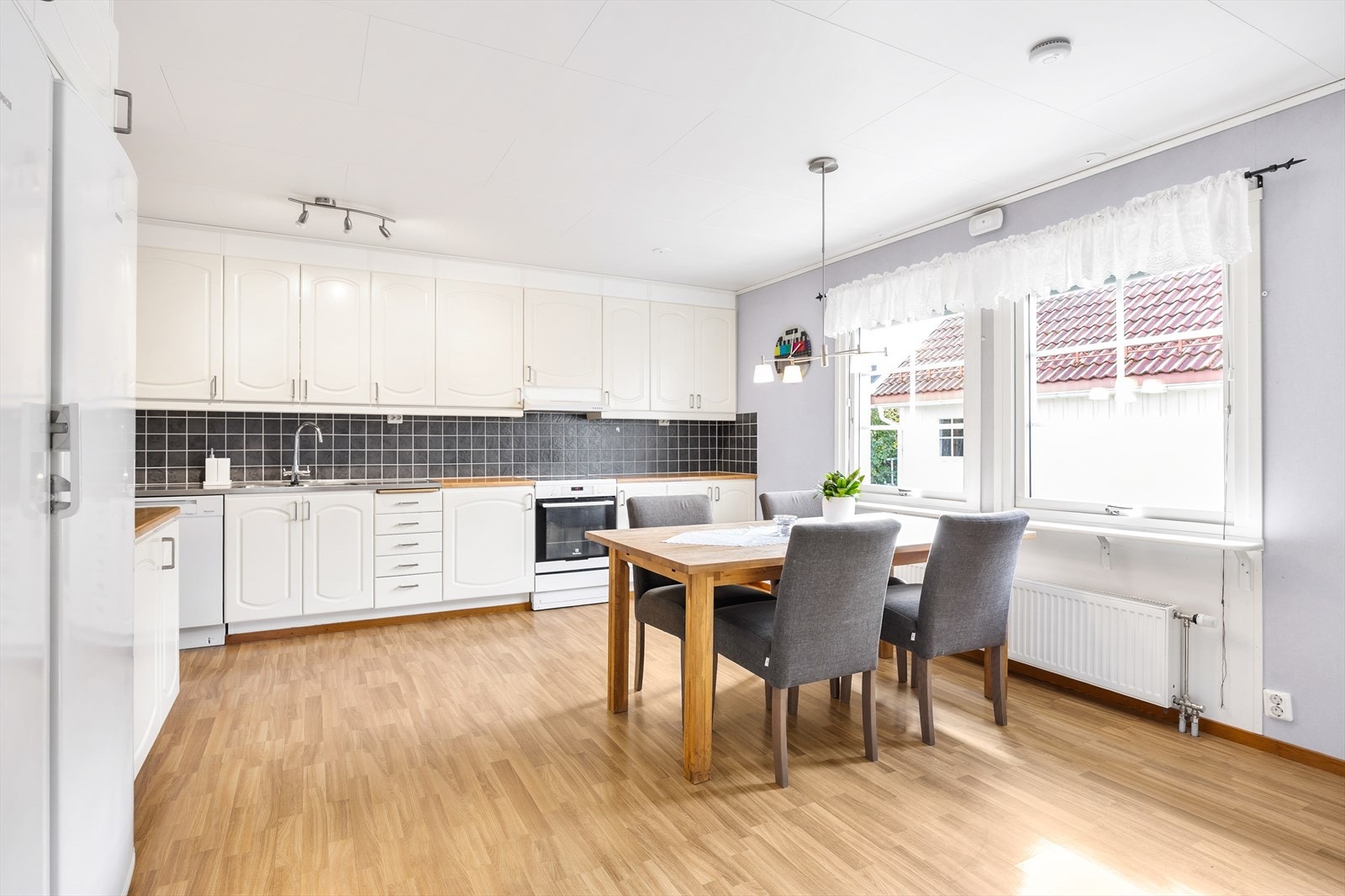 Kjøkkenet har en klassisk innredning med profilerte fronter og god plass til spisebord. Galleribilde