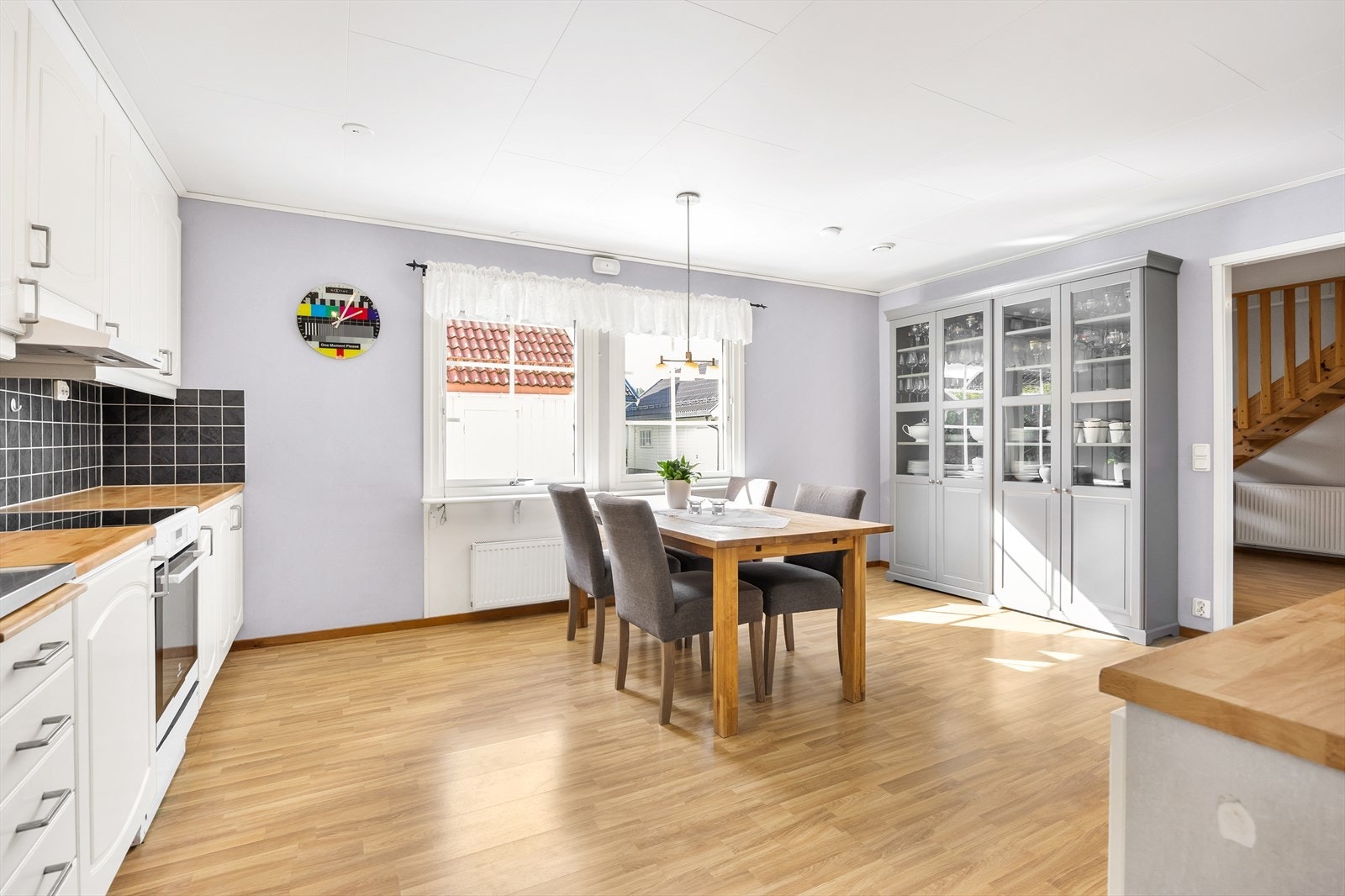 Store vindusflater gir godt med naturlig lys til kjøkkenet og spiseplassen. Galleribilde