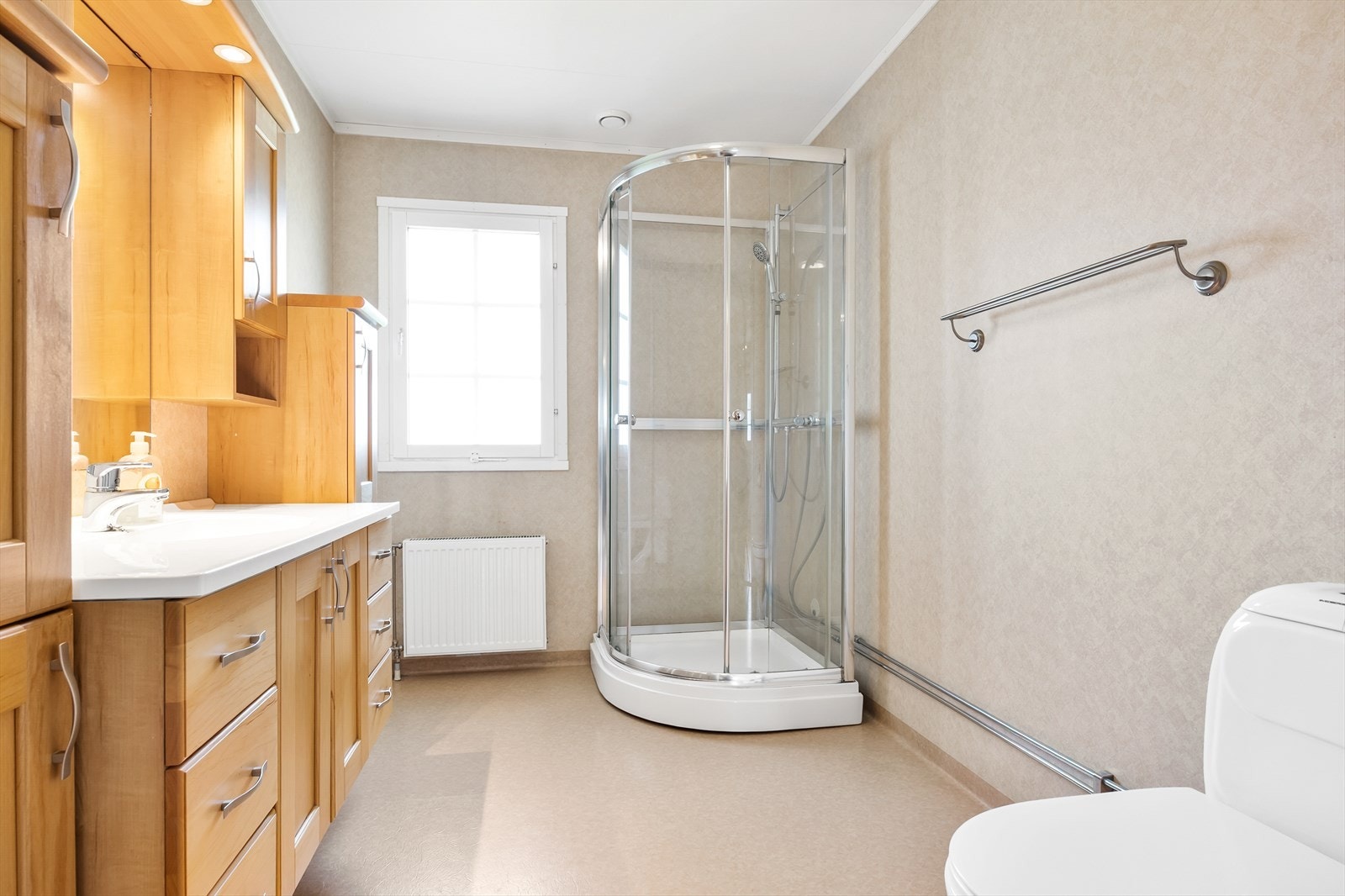 Badet i første etasje er fra byggeåret 2006 og er utstyrt med dusjkabinett og servantinnredning. Galleribilde