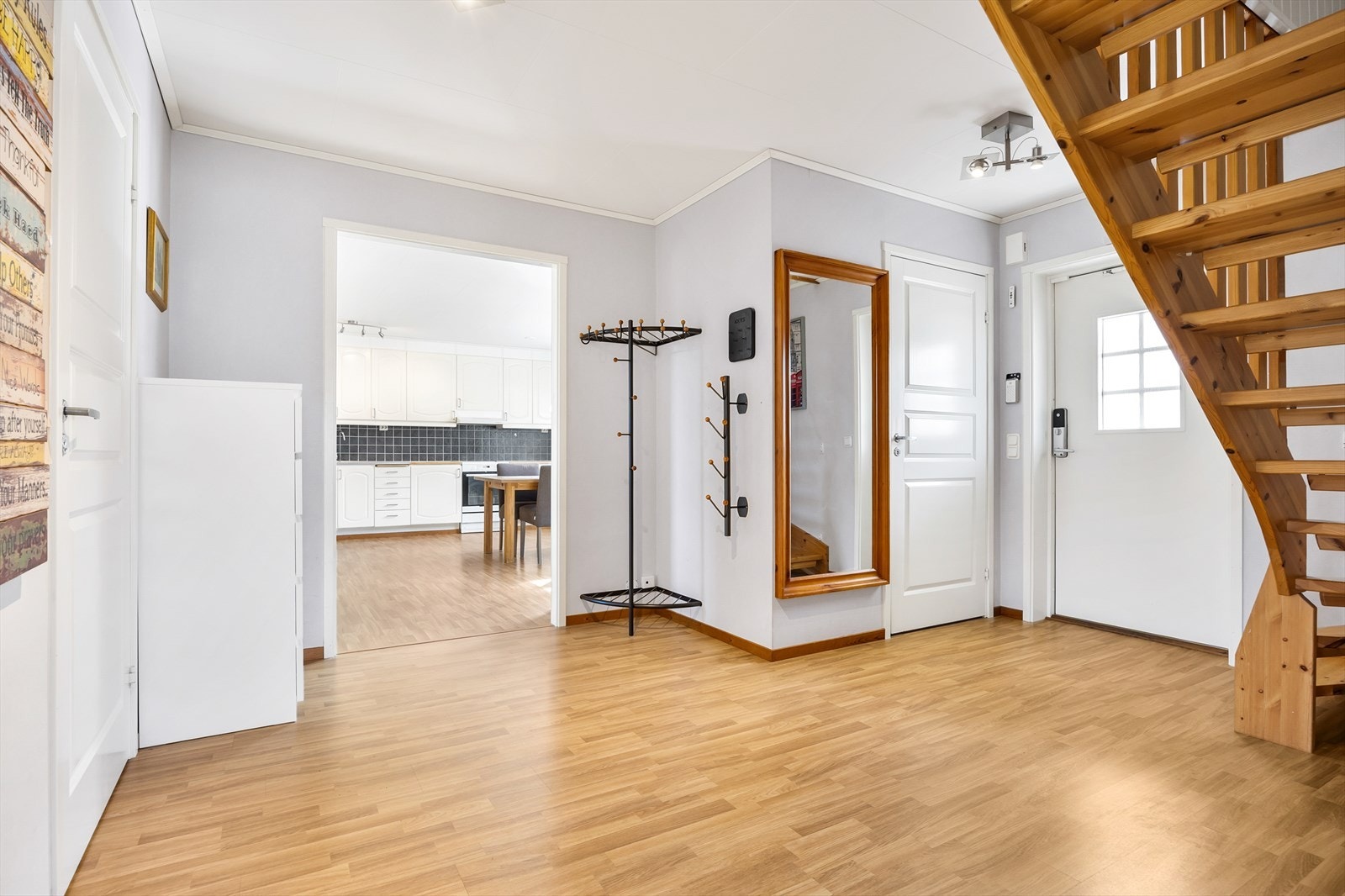 Velkommen inn i en romslig entré med direkte tilknytning til kjøkken og stue. Galleribilde