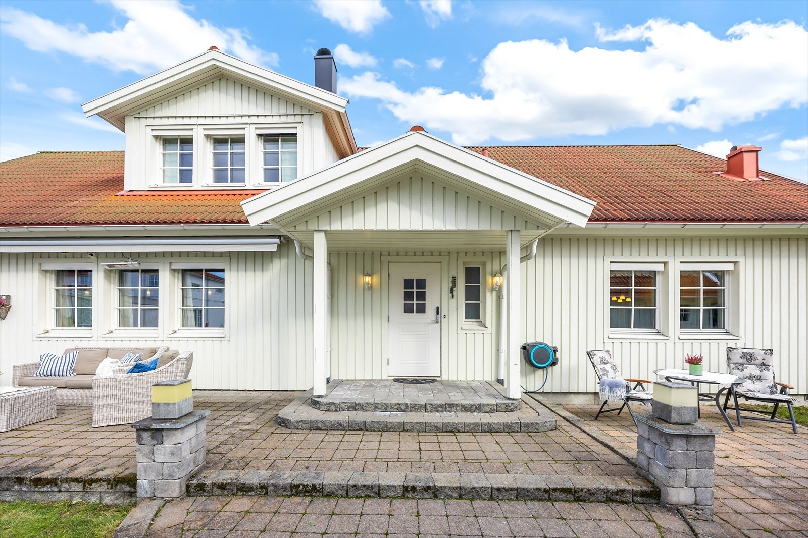 Eneboligen fra 2006 har et innbydende inngangsparti med belegningsstein og en praktisk kodelås fra Yale. Galleribilde