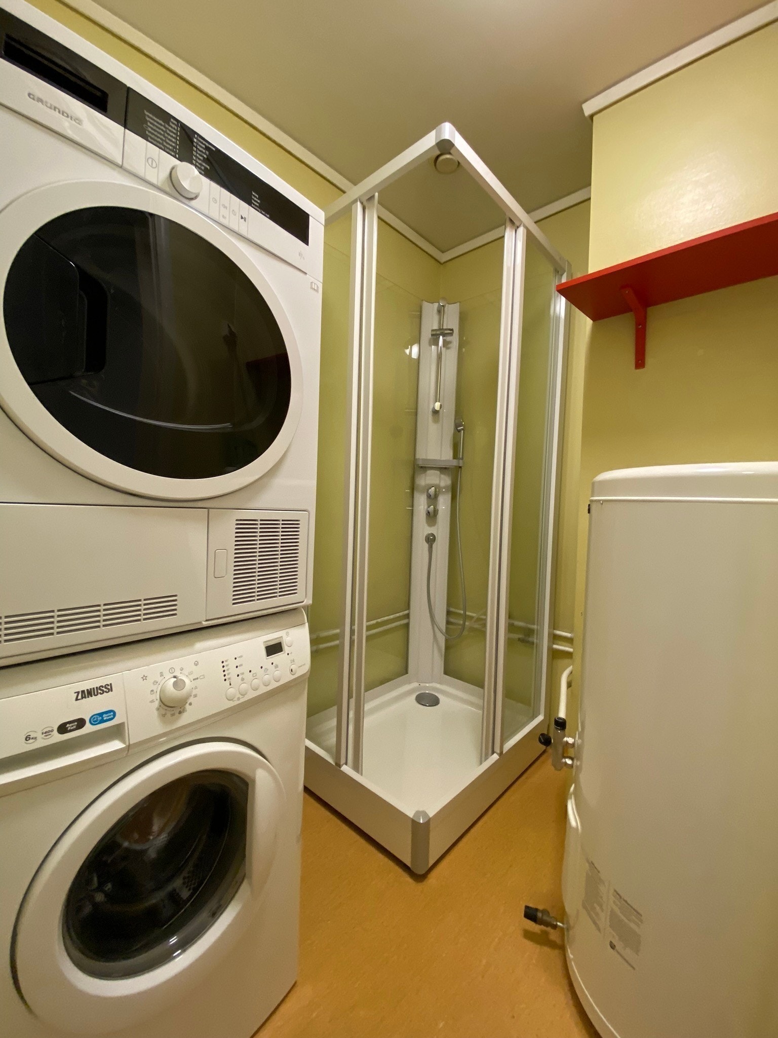 Bad med vaskemaskin og tørketrommel Galleribilde