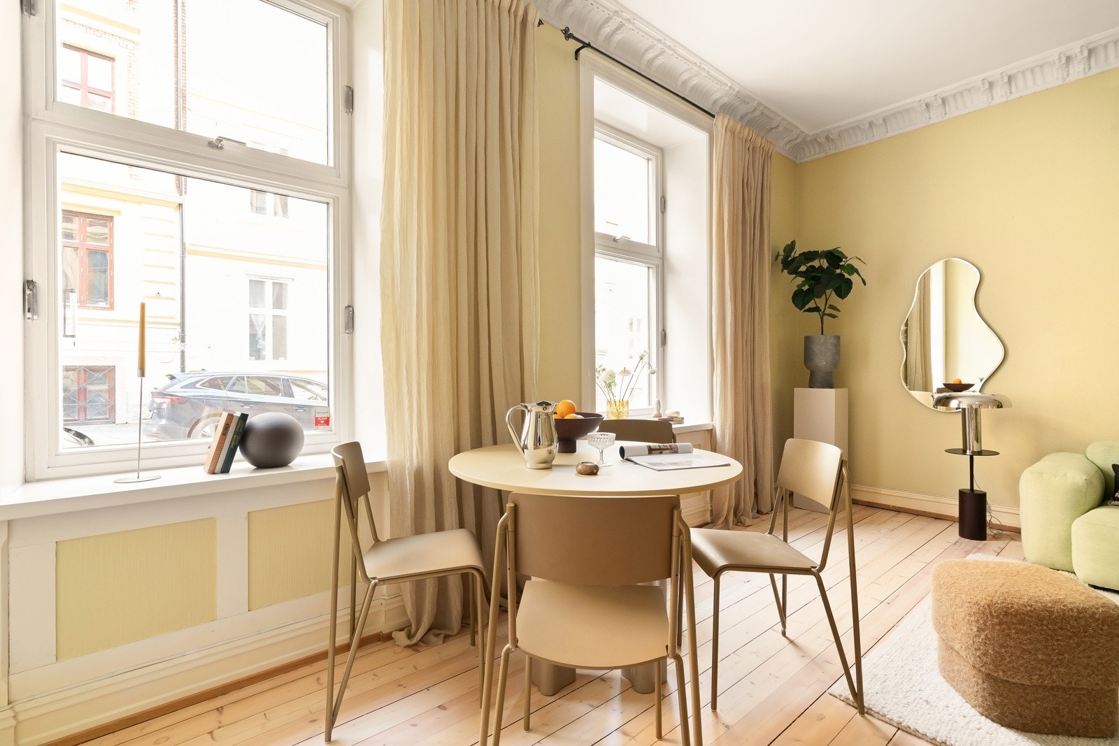 Du får også enkelt plass til en spisesone i stuen. Galleribilde