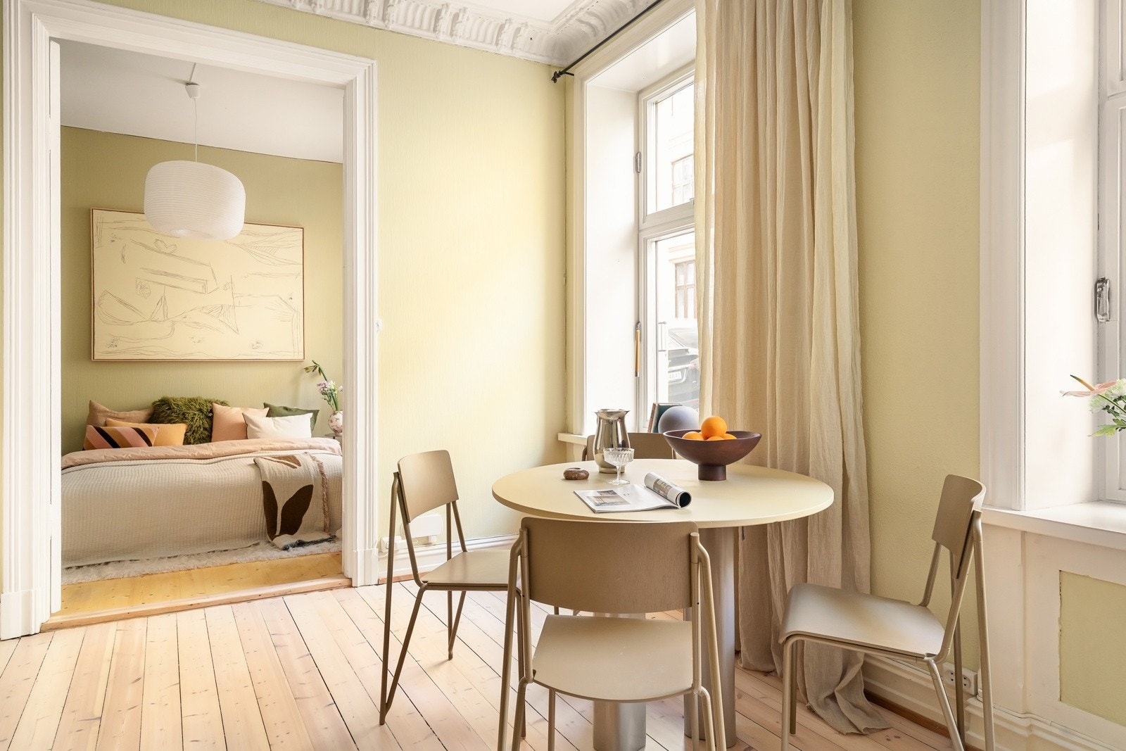 Videre fra stuen er det doble fløydører fra entré og stue direkte inn til hovedsoverommet. Galleribilde