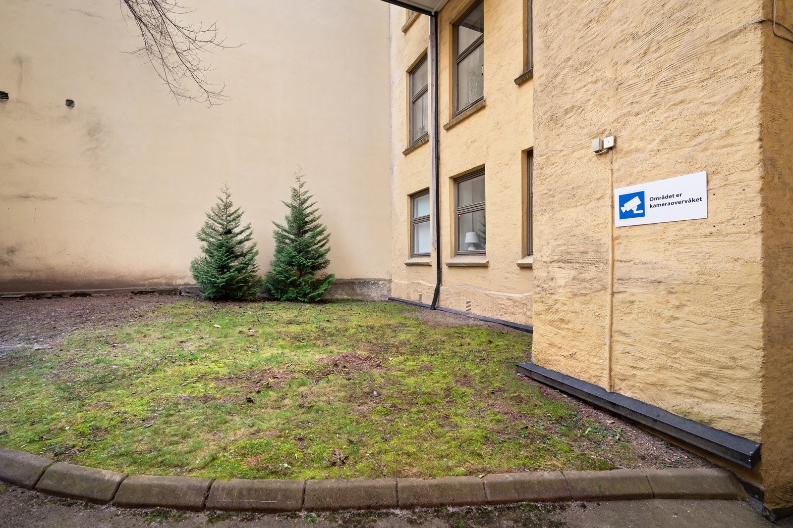 Tislutt finner du en hyggelig bakgård med en liten hageflekk og eget kildesorteringshus. Galleribilde