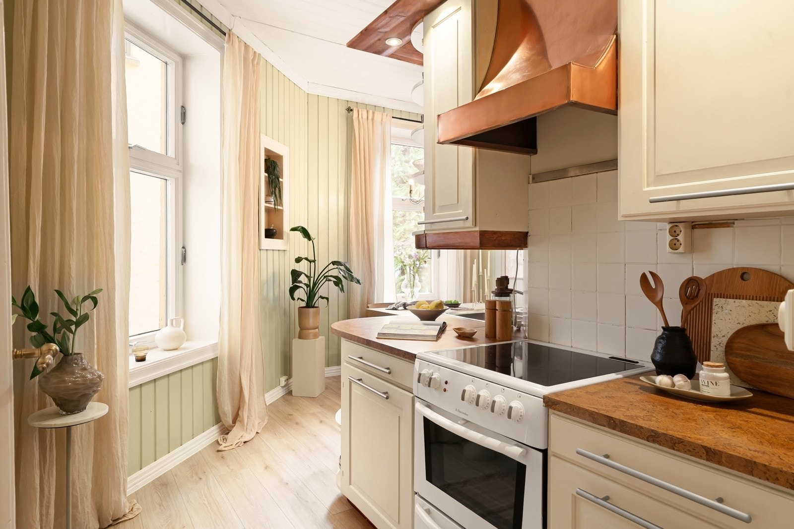 Kjøkkenet er avlangt og kan enkelt flyttes eller endres på om man ønsker etablere et ekstra soverom her. Galleribilde