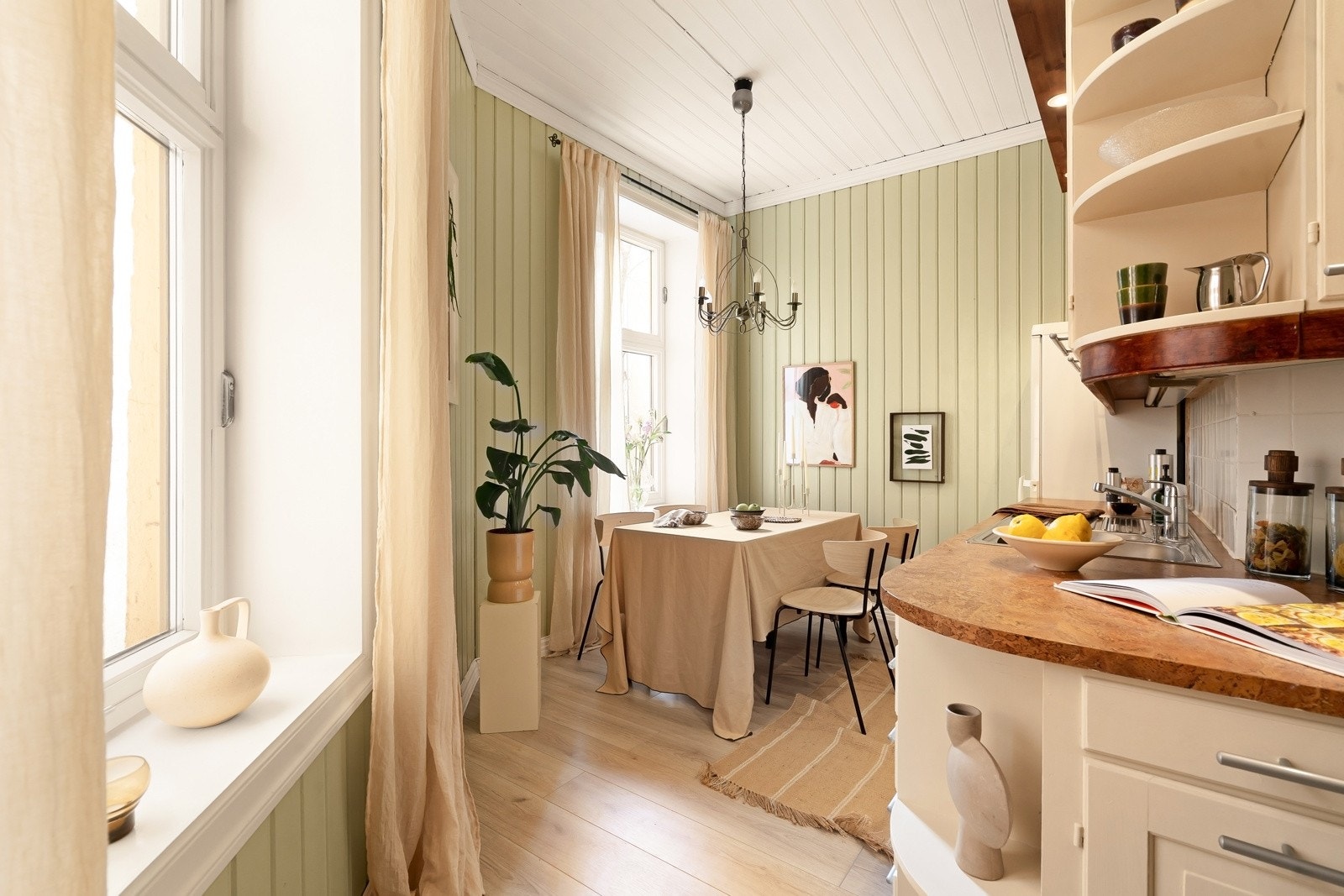 Her er det lagt nytt gulv før visning og videre får du enkelt plass til en spisegruppe. Galleribilde