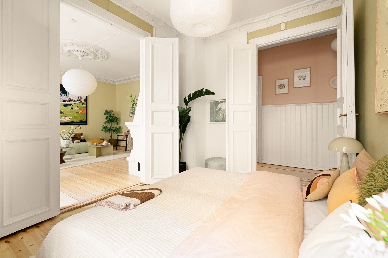 Boligen er gjennomgåene med klassiske klassiske detaljer og oppleves som lys og luftig. Galleribilde