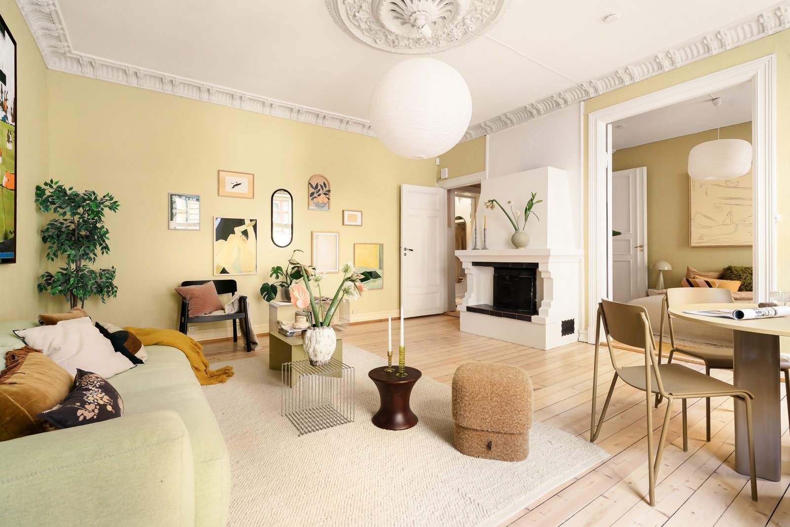 Suens midtpunkt blir den store lekre peisen som varmer godt gjennom vinterhalvåret. Galleribilde