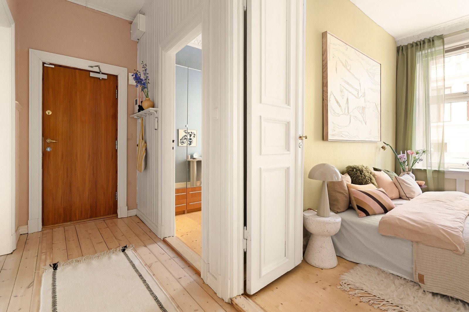 Entréen byr på enkle oppbevaringsløsninger - her kommer du deg også enkelt videre til alle rom i boligen. Galleribilde