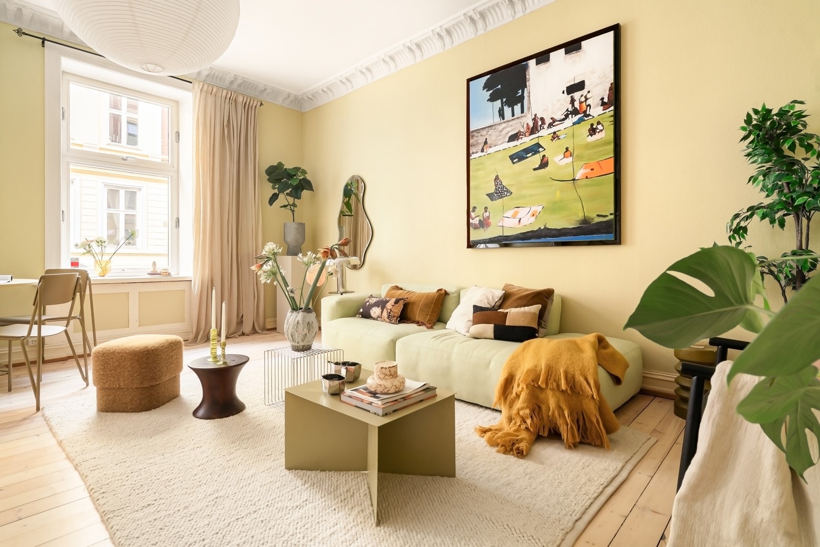 Gulvet er nyslipt, det er rosett i taket og velholdt stukkatur. Galleribilde