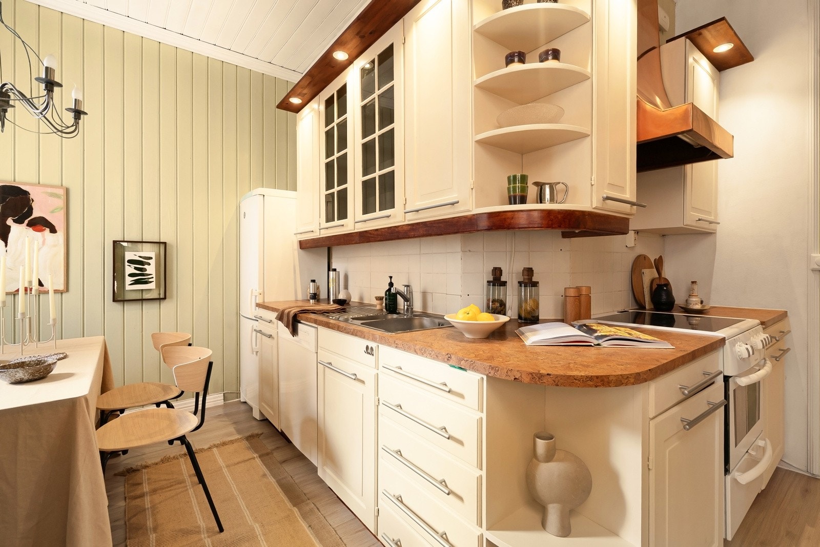 Kjøkkenet har frittstående hvitevarer samt godt med skap- og benkeplass - disse medfølger salget. Galleribilde