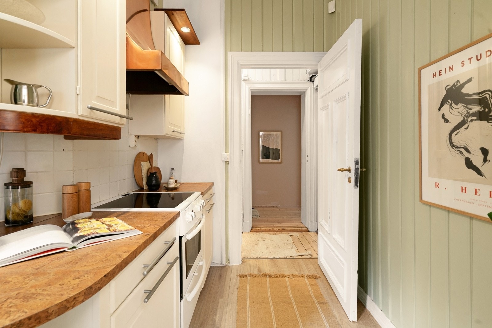 Kjøkkenet har utgang til baktrappen - her disponeres det en trappebod på ca 1,5 kvm og det er også enkelt å gå ned til kjelleren hvor bod nummer 2 befinner seg. Galleribilde