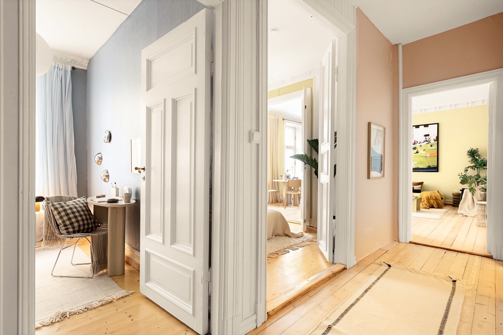 Du ønskes velkommen inn i boligen til en lang entréen - her kan du enkelt komme deg rundt til boligens resterende rom. Galleribilde