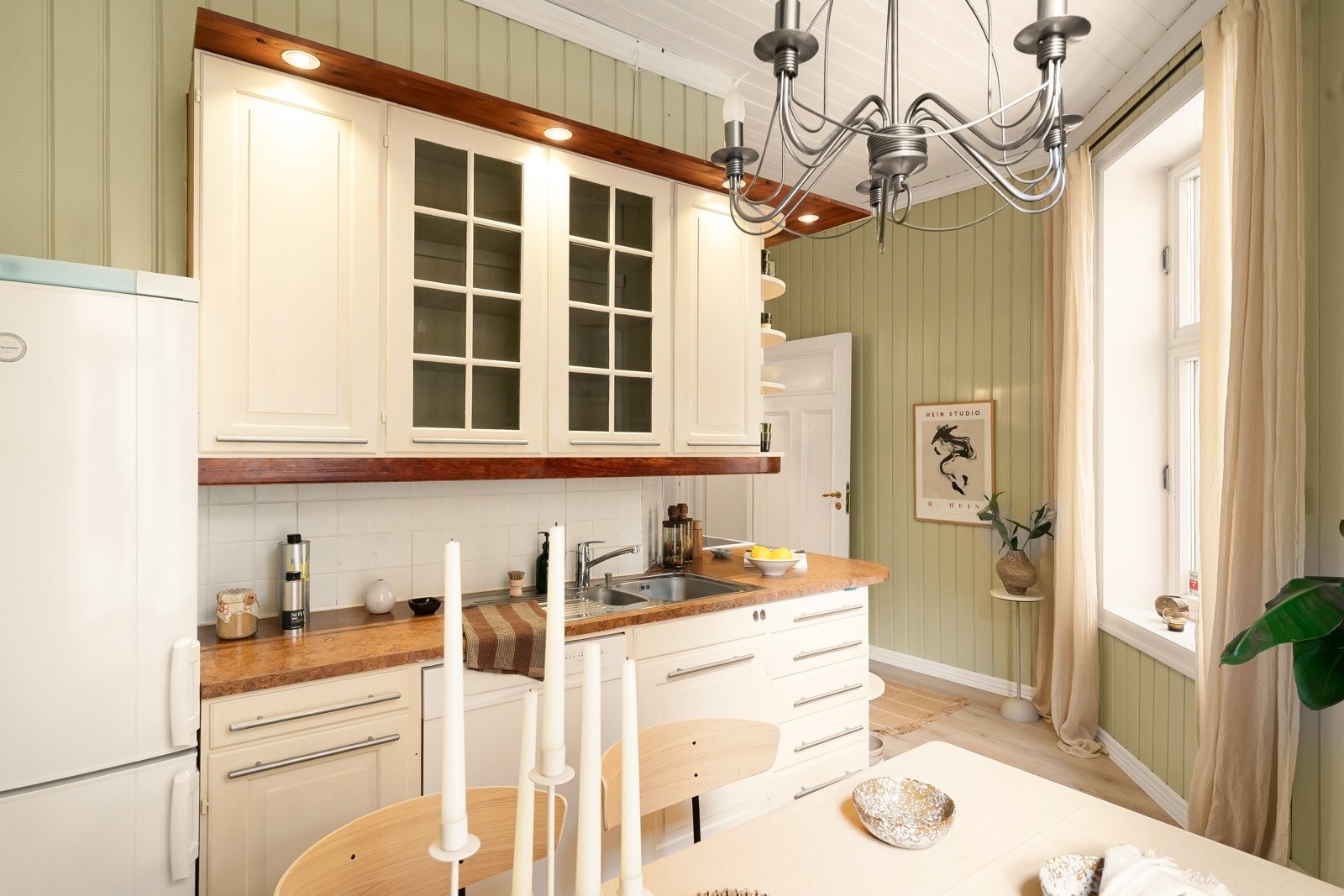 Store vindusflater sørger for svært gode lysforhold på det åpne kjøkkenet som vender mot bakgården. Galleribilde