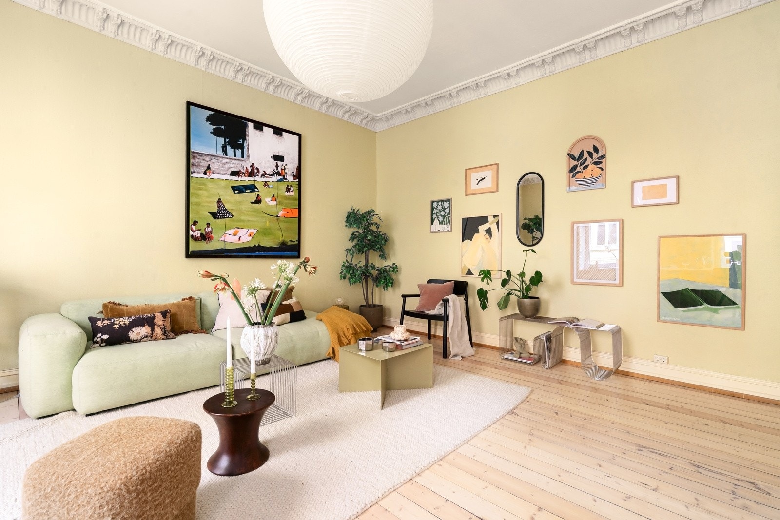 Stuen er luftig med takhøyde på hele 3.03 meter, store vindusflater med dype karmer og nymalte vegger til visning. Galleribilde