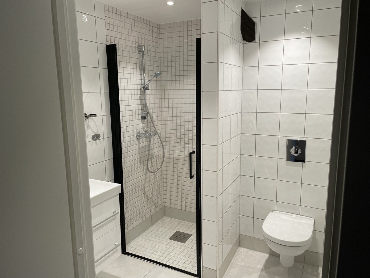 Moderne, flislagt bad Galleribilde