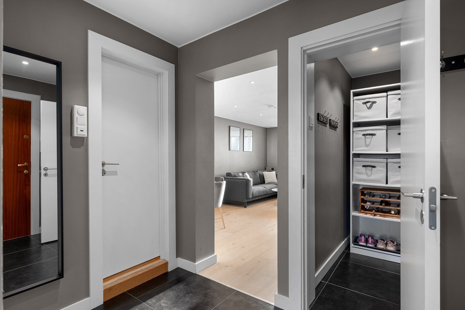 Inn fra gangen finner du ogfså en fin og praktisk bod Galleribilde