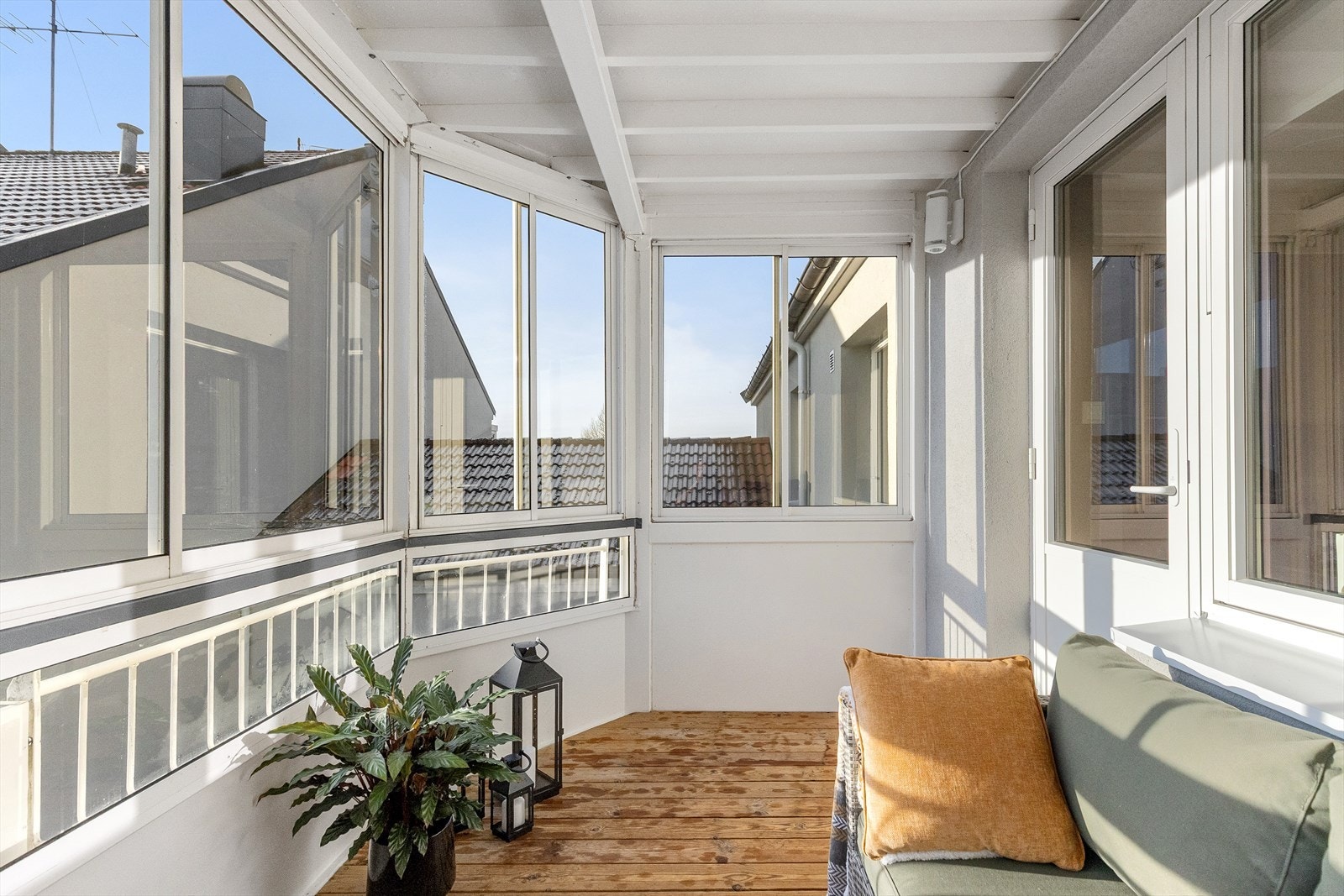 Balkongen er innglasset, noe som utvider balkongsesongen. Galleribilde