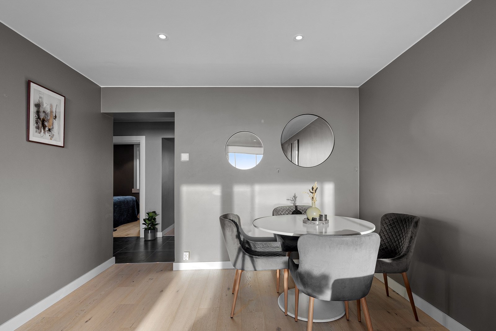 God plass til spisebord i naturlig tilknytning til kjøkken. Galleribilde