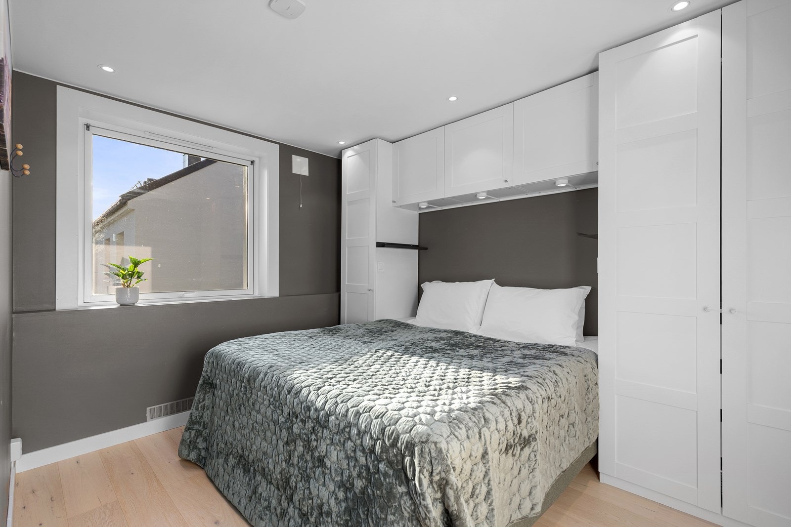 Hovedsoverom vendt mot syd. Stille og rolig beliggenhet. Galleribilde