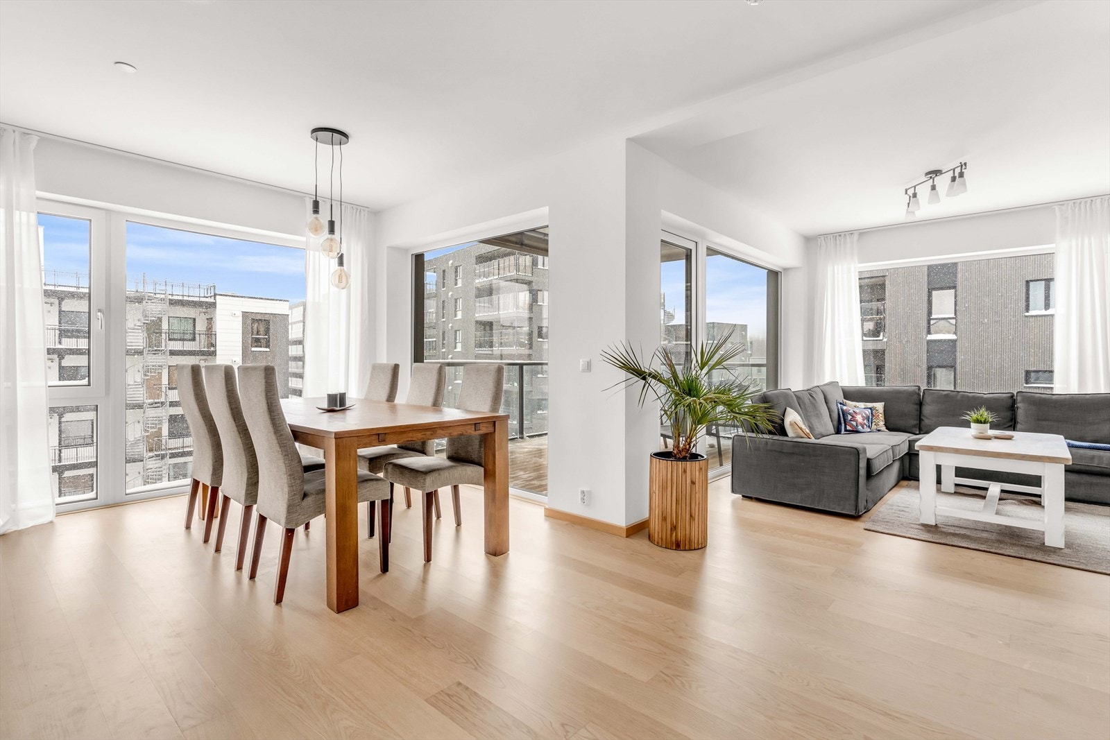 Stuen er av fin størrelse, og ligger i åpen løsning mot kjøkkenet. Galleribilde