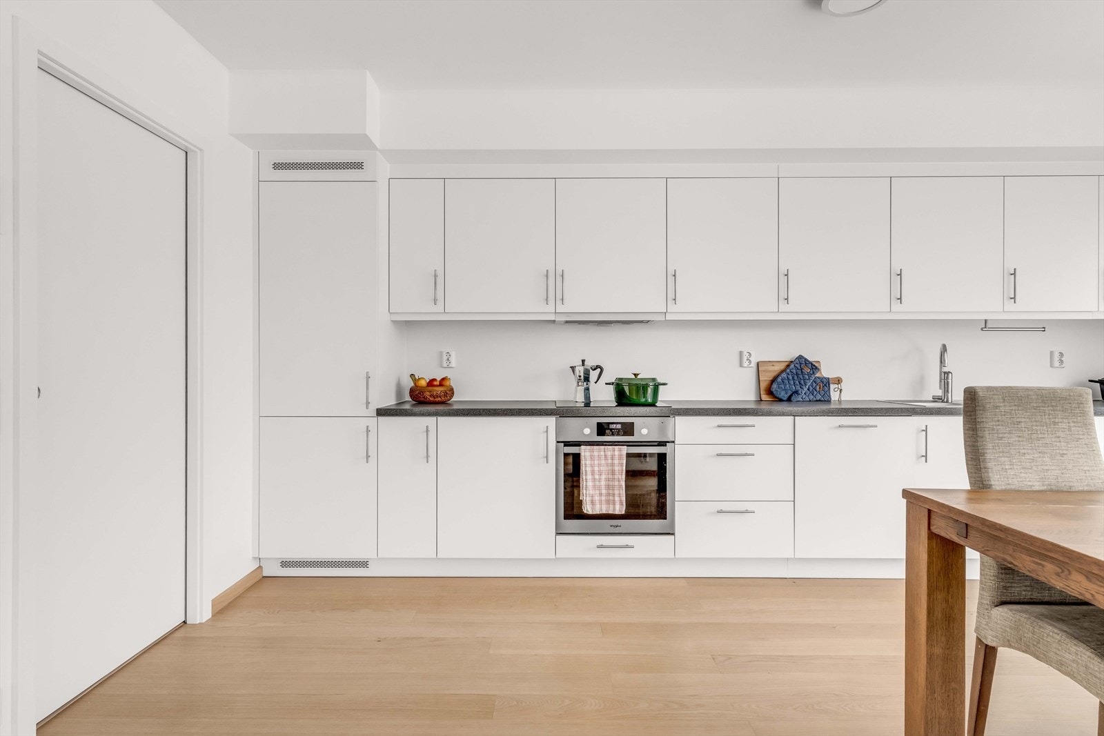 Fra kjøkkenet er det inngang til en svært praktisk bod, med mye ekstra lagringsplass! Galleribilde