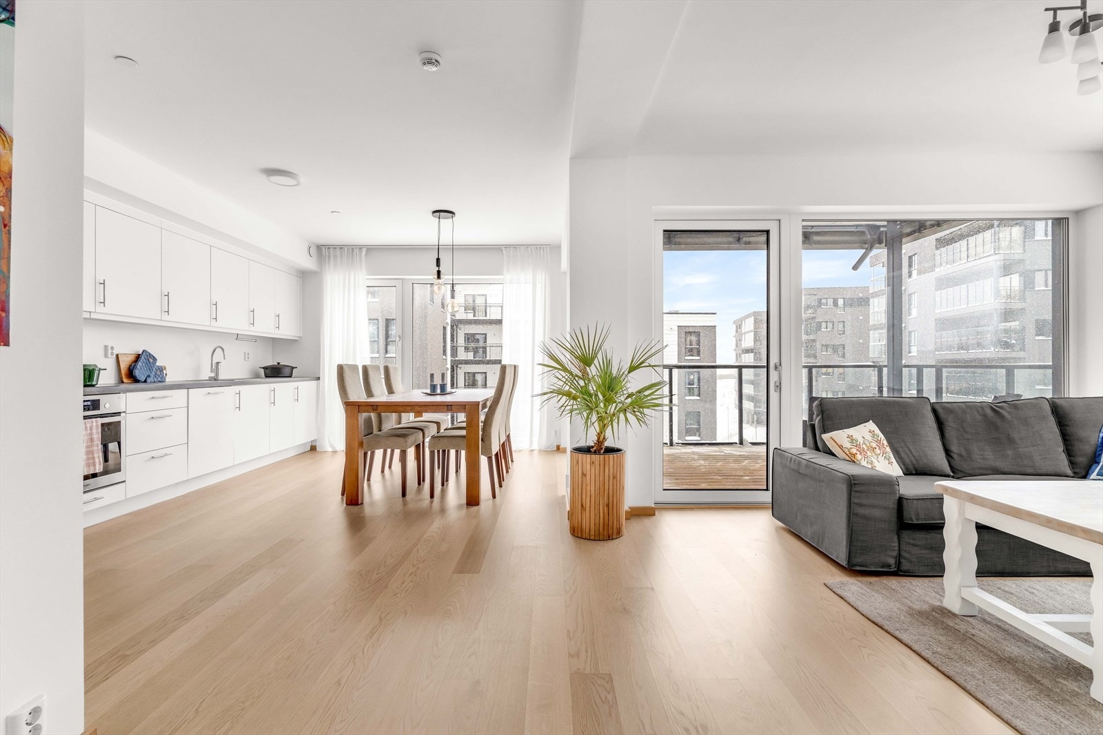 I stuen er det god plass til stor sofaseksjon, tv-møbel og spisegruppe. Galleribilde