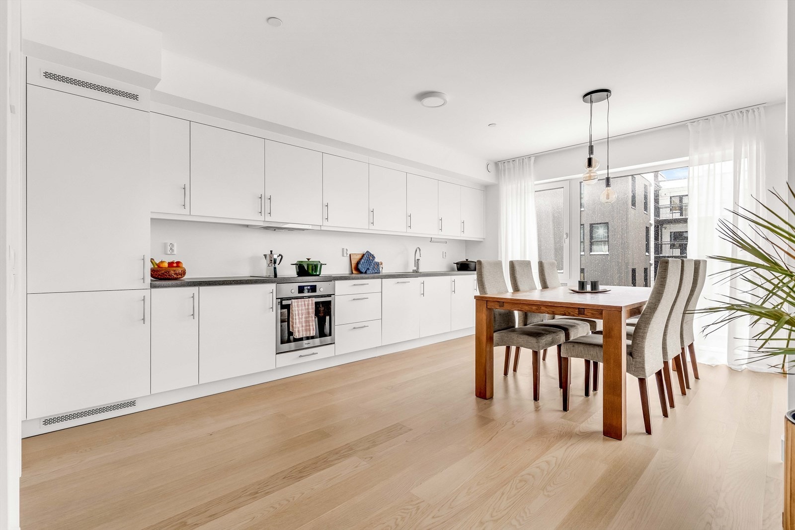 Kjøkkeninnredningen har skap med slette fronter, samt nedfelt oppvaskkum med 1-greps blandebatteri i benkeplaten. Galleribilde