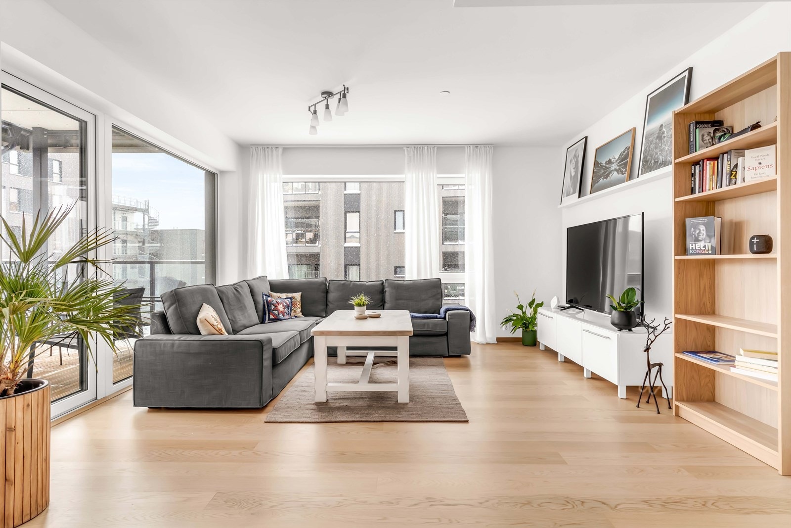 Rommet har hvitmalte vegger og tak, samt parkett på gulv. Galleribilde