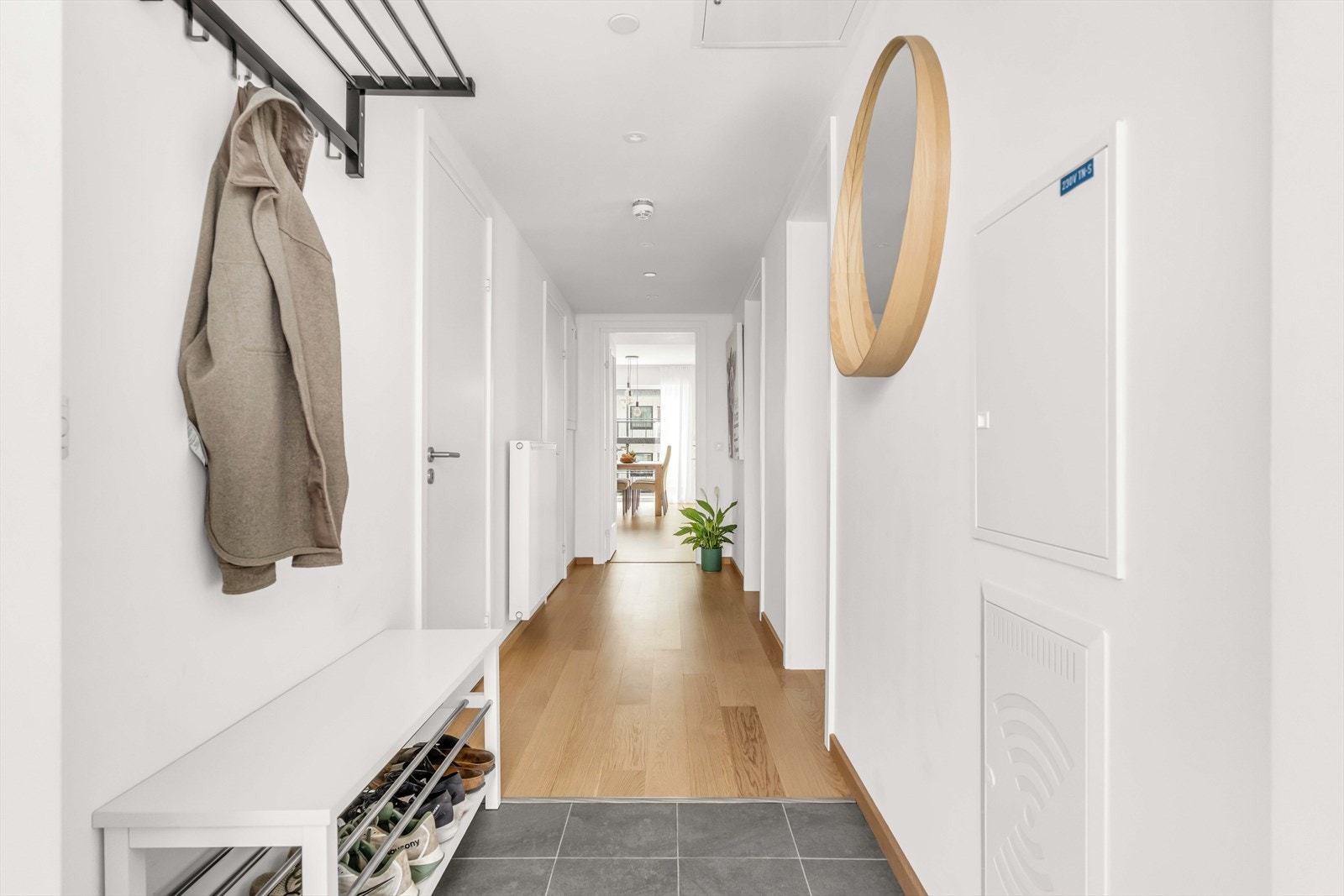 Leiligheten har en stor og innbydende entré, med god plass til å henge fra seg yttertøy og sette fra seg sko. Galleribilde