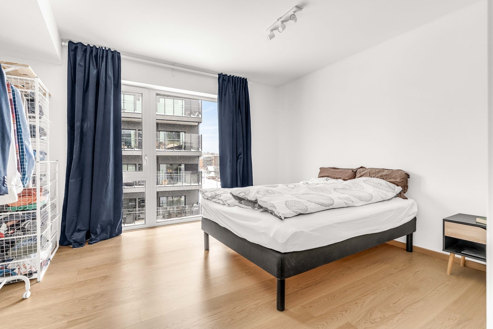 Boligen har tre soverom. Hovedsoverommet har plass til dobbeltseng med tilhørende nattbord. Galleribilde