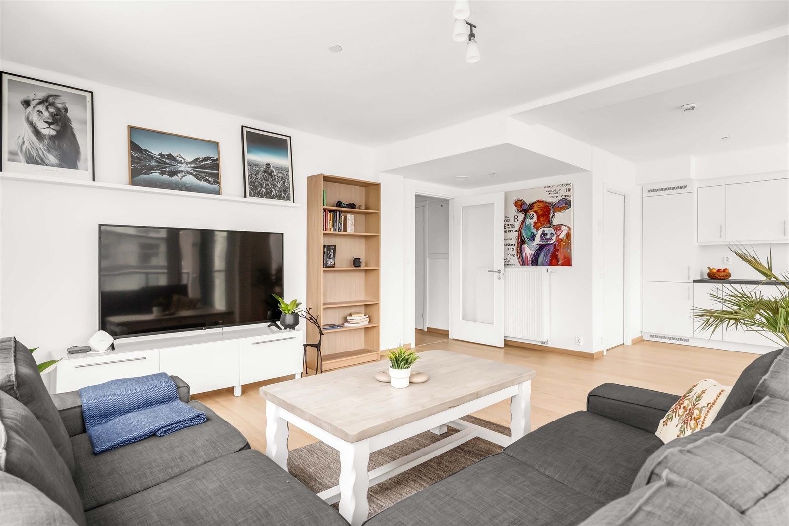 Rommet varmes opp ved en radiator. Galleribilde