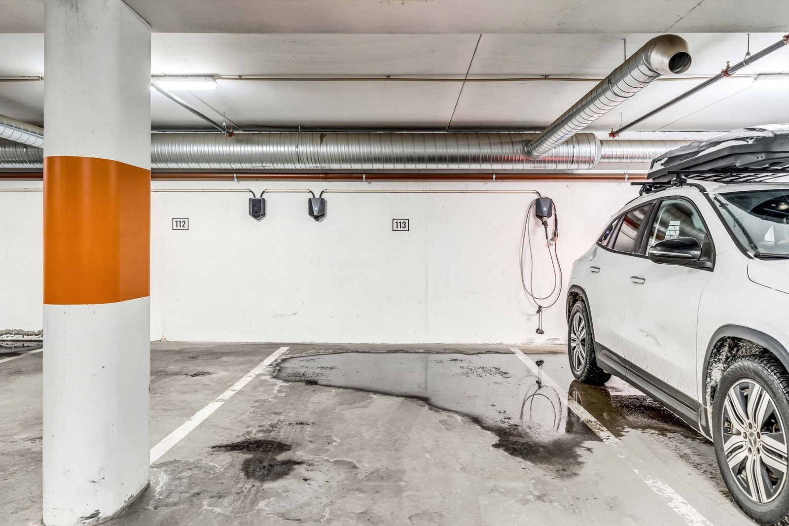 Det disponeres en garasjeplass, og det er montert elbillader fra Elaway. Galleribilde