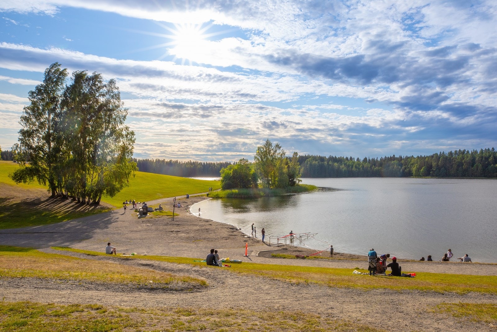 Nordbytjernet er et av de flotteste friluftsområdene i Ullensaker, kun én kilometer utenfor Jessheim sentrum, og en 7 minutters kjøretur fra leiligheten. Her finnes det badestrender, volleyballbaner, bade- og fiskebrygger. Galleribilde