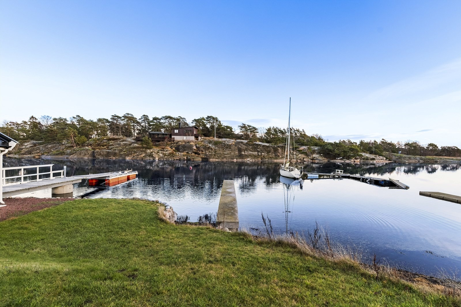Denne eiendommen er et privat fristed hvor du kan nyte livet ved sjøen med full rådighet over egen brygge. Galleribilde