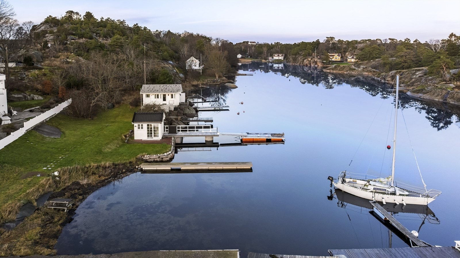 Adkomst via grusvei helt frem til tomten. Galleribilde