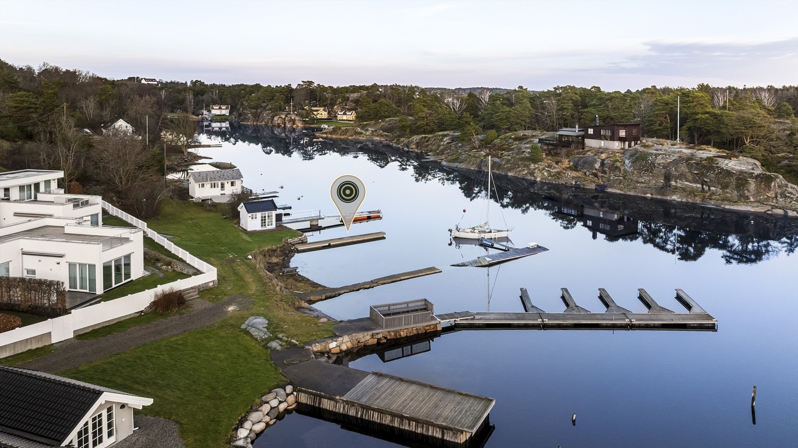Tjømes østside er særlig godt egnet for deg som setter pris på båtliv og bading fra holmer og skjær i vakre omgivelser. Galleribilde