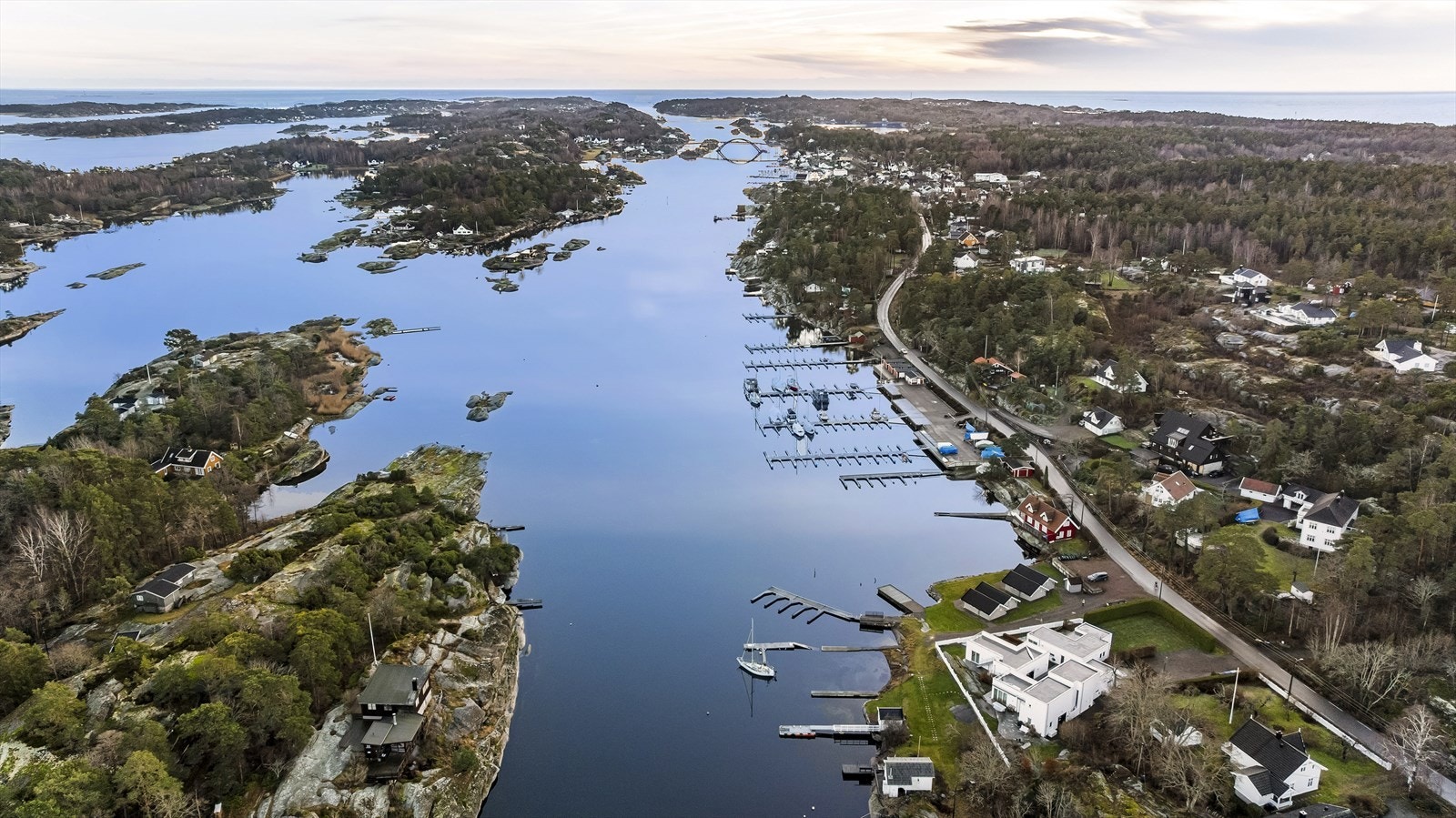 Det er kort vei til Tjøme sentrum med et godt servicetilbud, inkludert dagligvarebutikkene Spar, Rema 1000 og Extra med post- og banktjenester, vinmonopol, apotek, frisør og flere spisesteder. Galleribilde