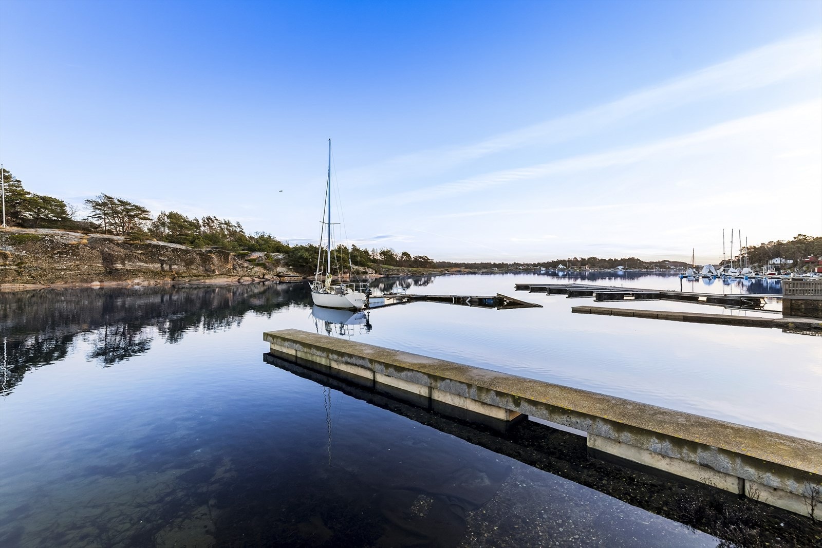 Strandtomten er på ca. 95 kvm med egen brygge. Galleribilde