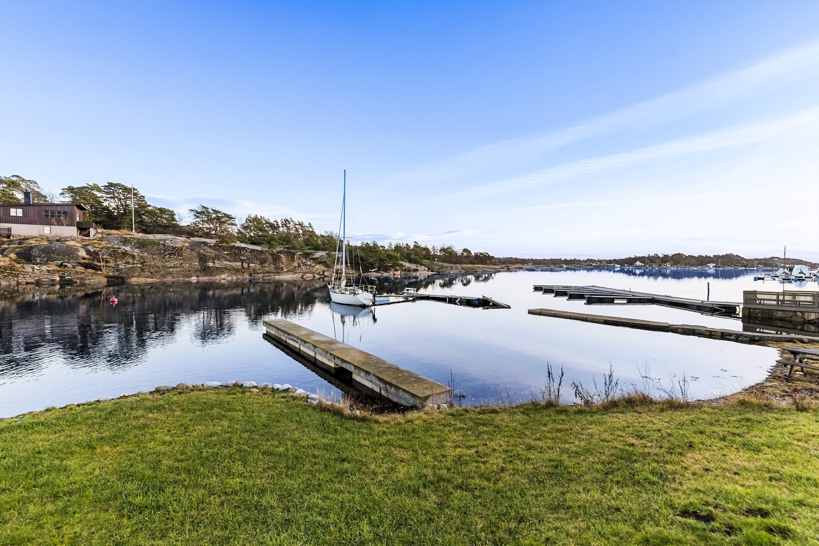 Eiendommen er kanskje spesielt attraktiv for deg som allerede har hytte i området eller ute på øyene, og som ønsker et fast og komfortabelt tilholdssted på land, med enkel adkomst og maksimal frihet ved vannkanten. Galleribilde