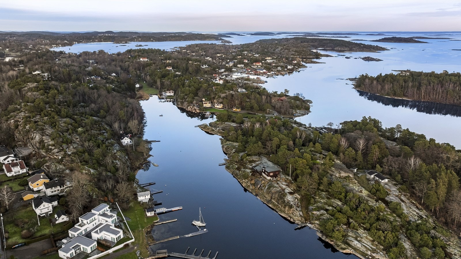 På Hvasser finner du hyggelige restauranter, isbar og flere populære strand- og badeplasser. Galleribilde