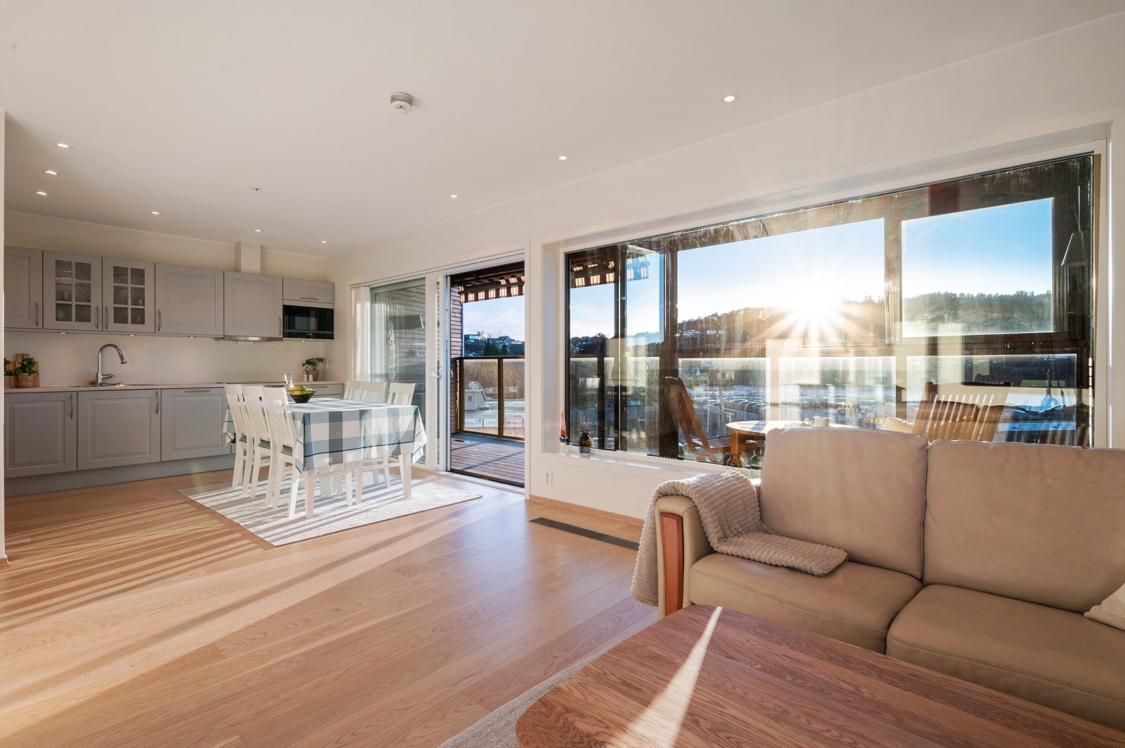 - Boligen har gjennomgående 1-stavs eikeparkett som sørger for et nydelig helhetsinntrykk - Galleribilde